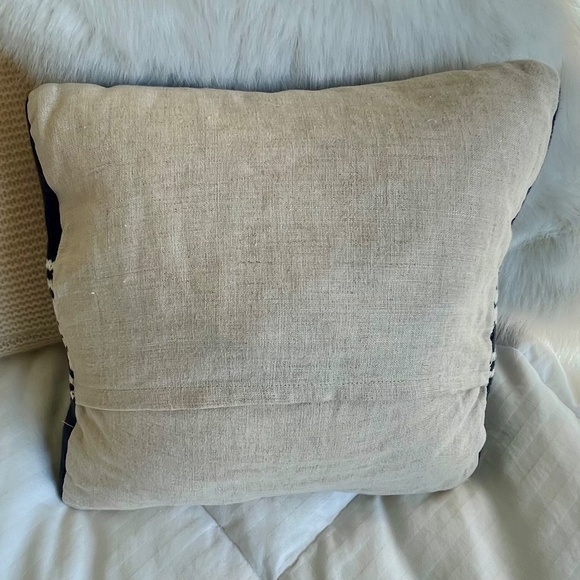 Sweater pillow with insert 12" x 12” - Picture 2 of 2